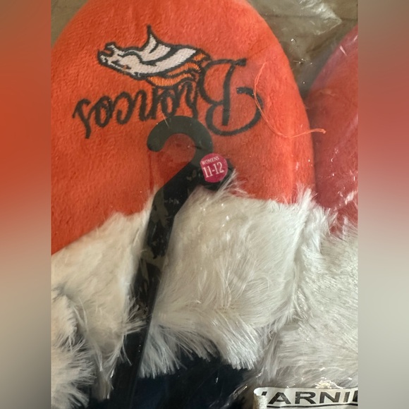 NWT‎ NFL Broncos Women’s Slippers - Size 11/12 - Picture 2 of 4